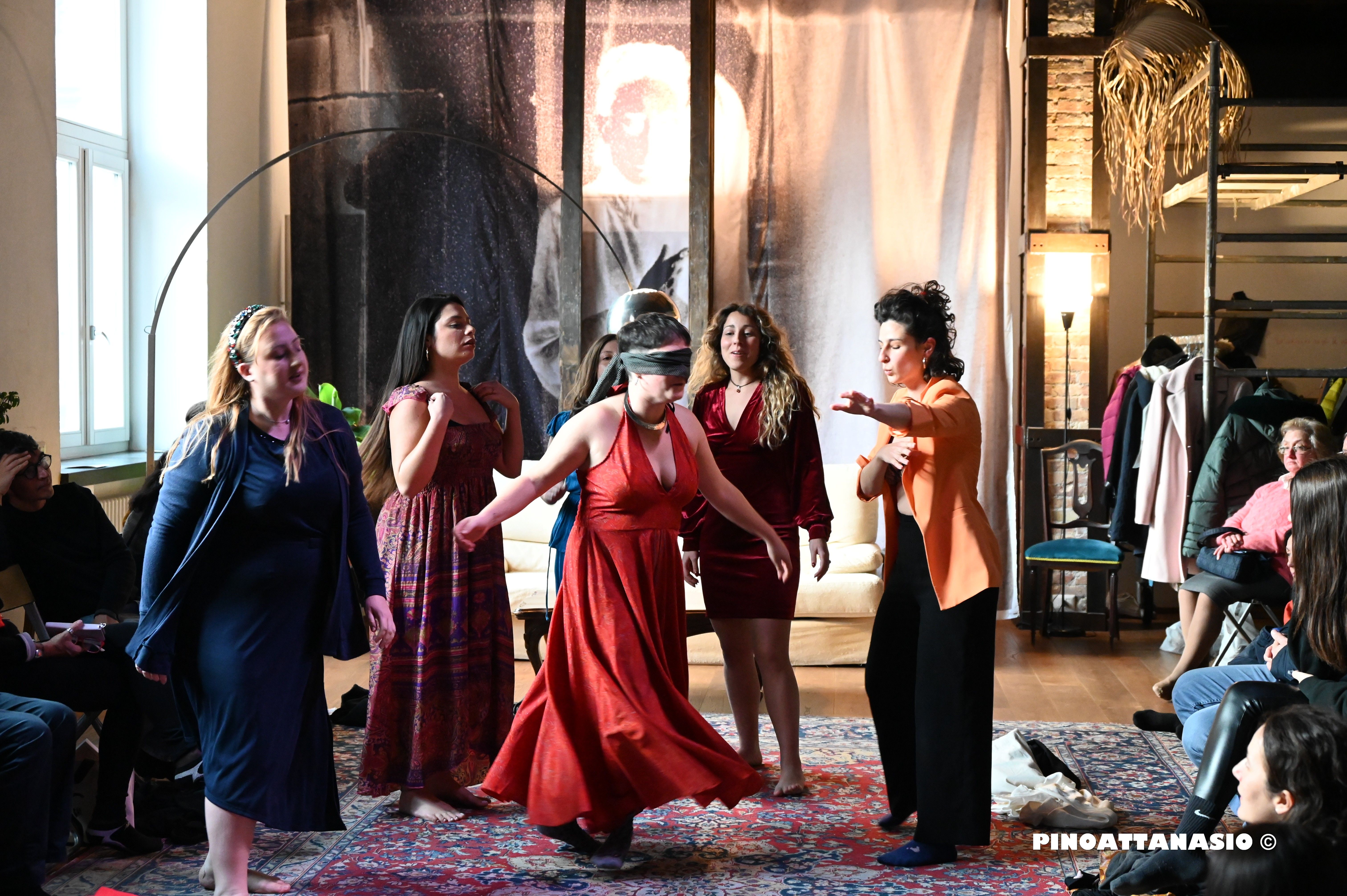 La Cerimonia, 23.11.23 PuntoZero, Napoli. Direction and dramaturgy: Martina Dell’Aversana, Elisa Radesca With and by: Carla De Luca, Viviana Di Napoli, Chiara Imperato, Victoria Kreiner, Rosalia Pia Milo, Ambra Pacini