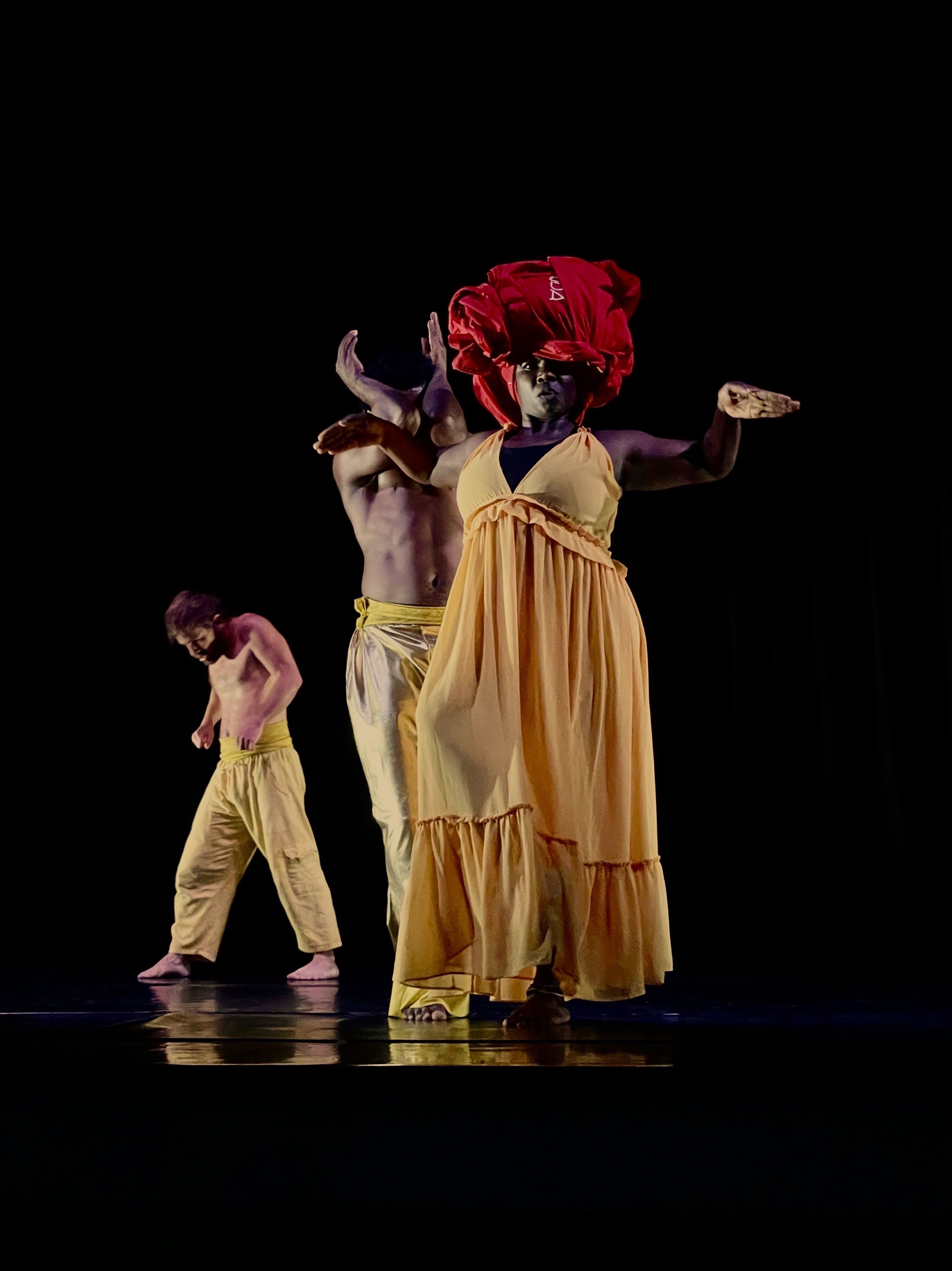Le Manteau / The Cloak  More: https://tchekpodancecompany.com/stage.php?id=1&lang=1