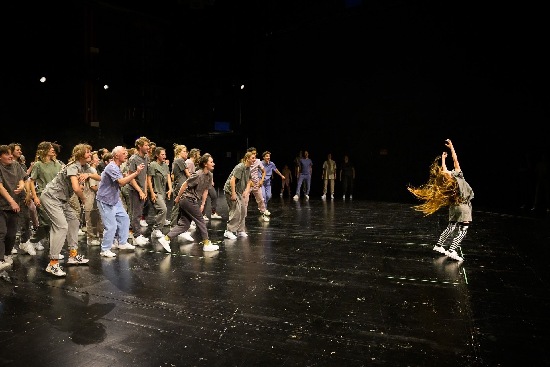Keep it real // Ein Tanzstück von Lucia Matzke und der SCHOOL OF LIFE AND DANCE, Premiere 01.06.24, Theater Freiburg