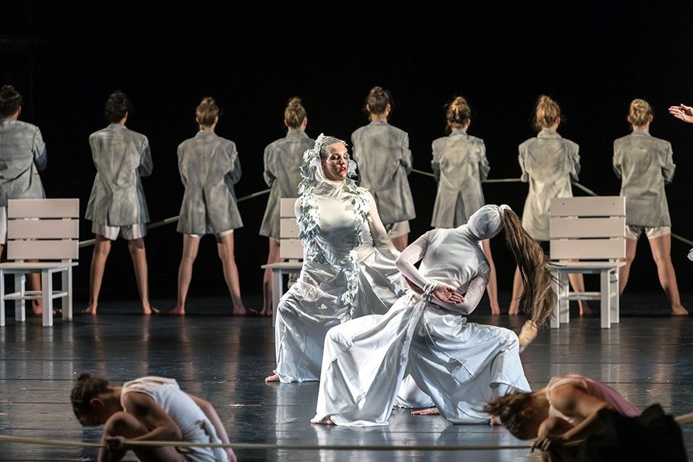 Leipziger Tanztheater ( Szenenfoto: ,,Essenz" )
