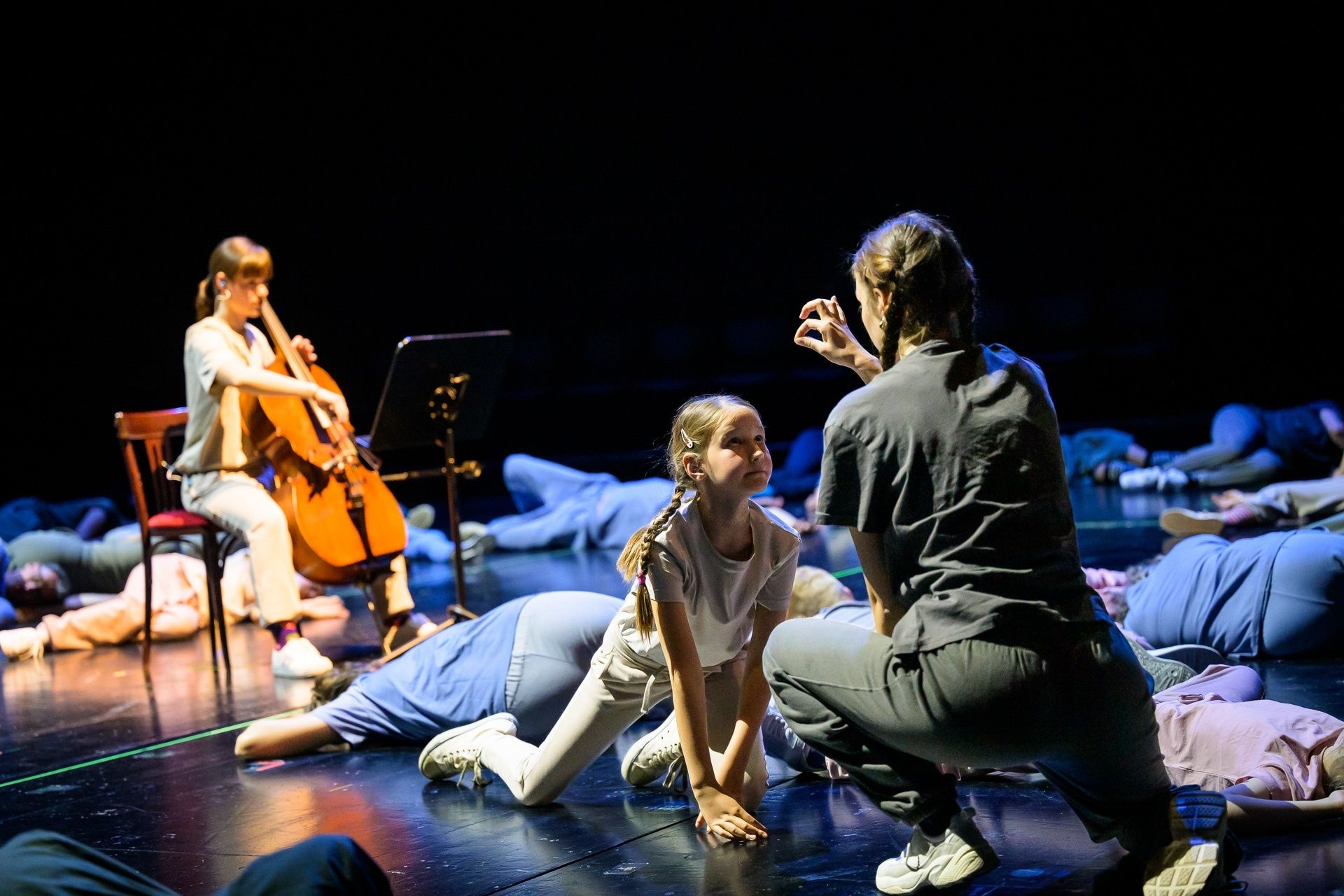 Keep it real // Ein Tanzstück von Lucia Matzke und der SCHOOL OF LIFE AND DANCE, Premiere 01.06.24, Theater Freiburg