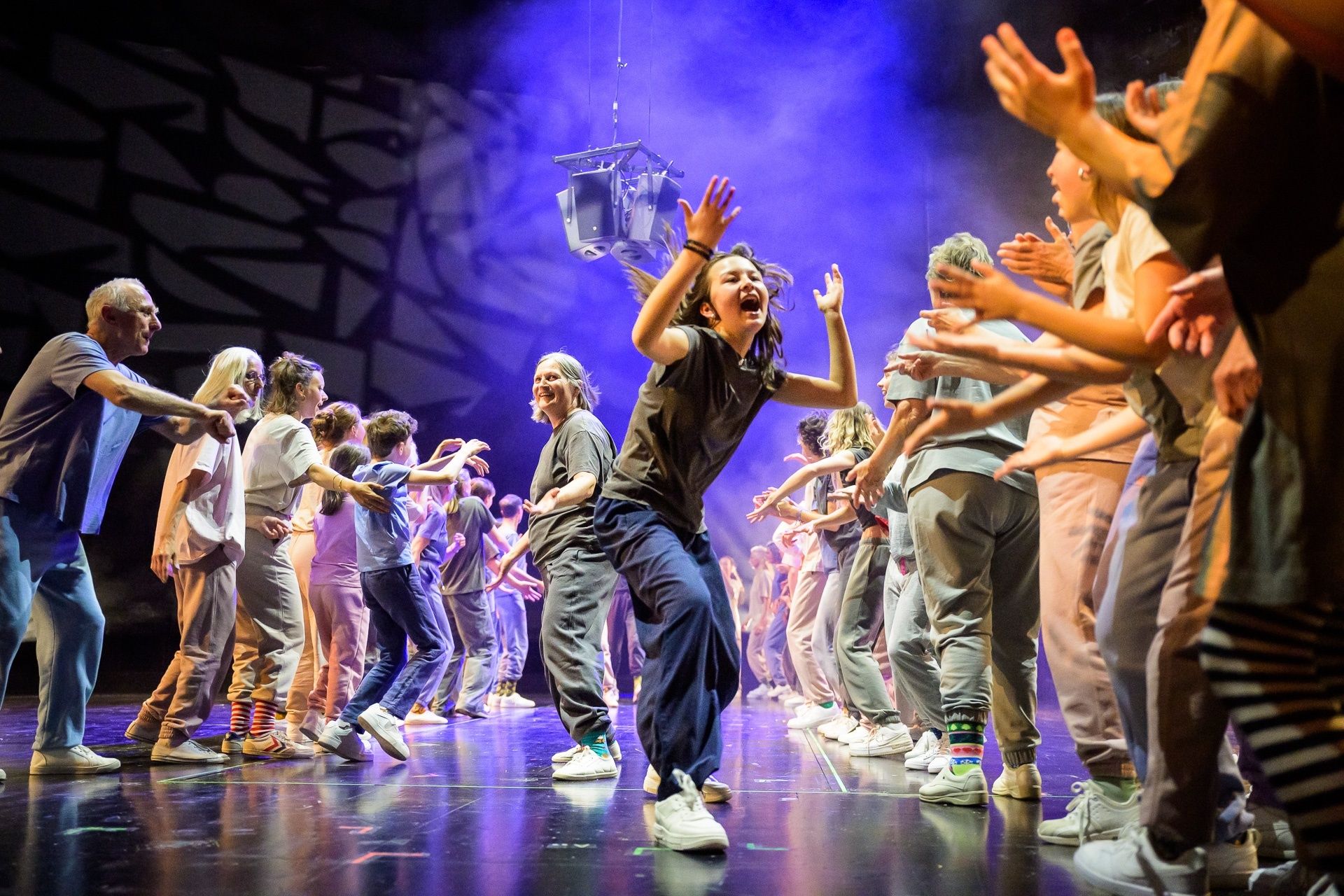 Keep it real // Ein Tanzstück von Lucia Matzke und der SCHOOL OF LIFE AND DANCE, Premiere 01.06.24, Theater Freiburg