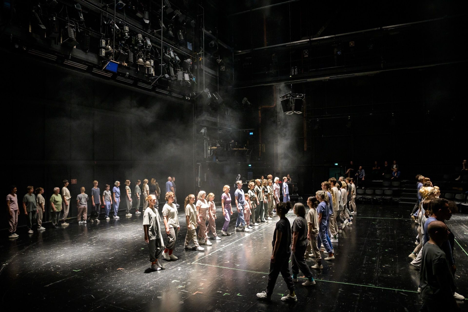 Keep it real // Ein Tanzstück von Lucia Matzke und der SCHOOL OF LIFE AND DANCE, Premiere 01.06.24, Theater Freiburg