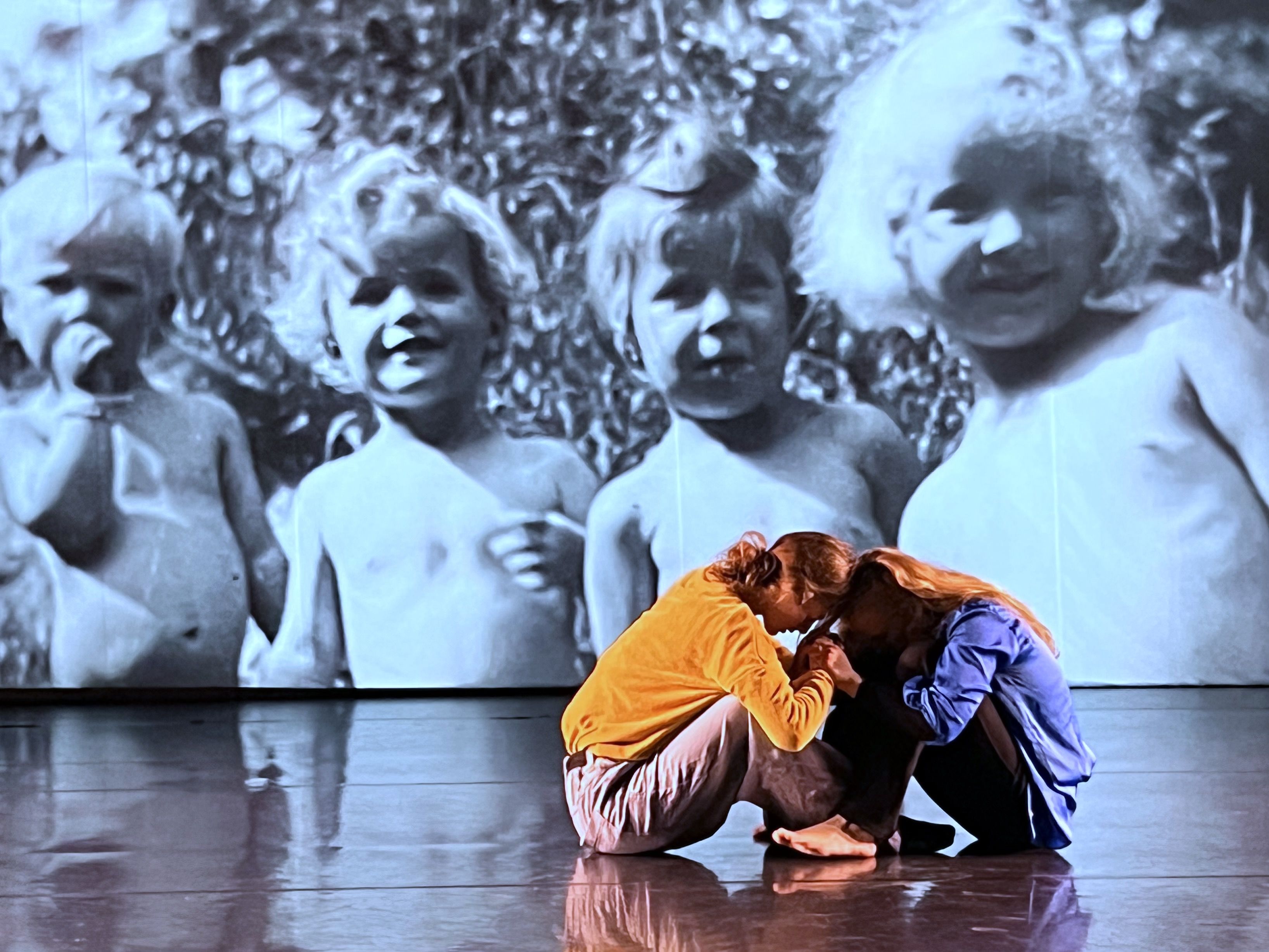 DIE KETTE I / THE CHAIN I  DansArt Theater Bielefeld, DansArt Tanznetworks Förderverein DansArt Young Company  "Ein langes Leben" "A long life" - Artistic concept and direction: Elisabeth Masé with Tchekpo Dan Agbetou