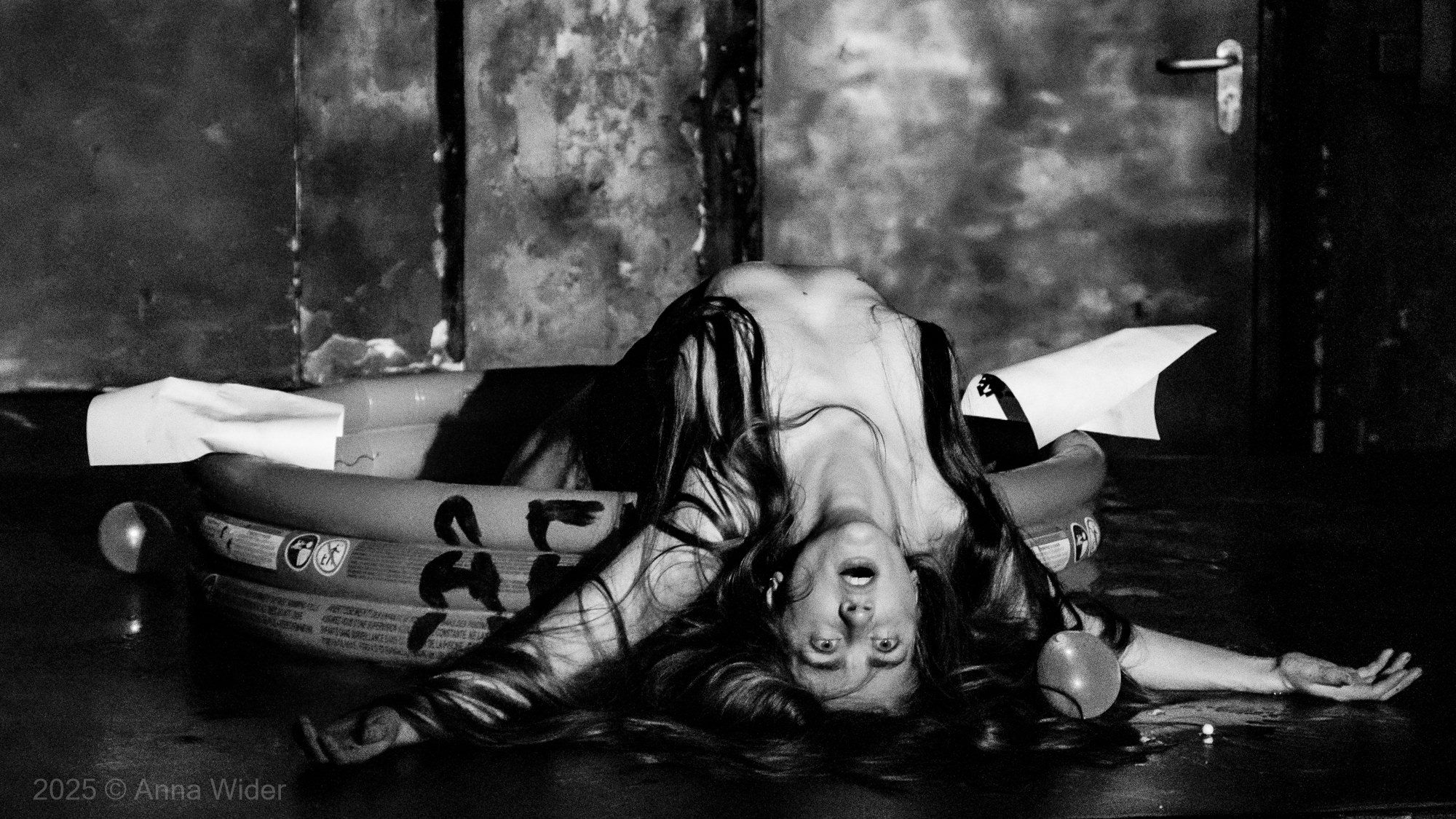"Vorübergehende Lösungen um das Verlorene zu benennen" direction by J. René Guerra, performance by Naia Urresti. Premiered in Tanztangente and performed in Brotfabrik, Bande á Part in Berlin; Teatro Lagrada in Madrid, and Teatro La Quinta Porra in Bogotá.